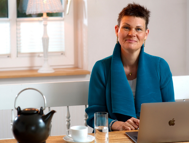 1832da_e56938417c40482bb701897fec1d82d0~mv2.png Daniela Schmidt am Schreibtisch mit Laptop und Tee | www.danielaschmidt.com